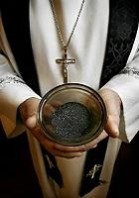 Il sacerdote impone le ceneri sui fedeli