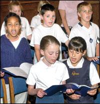 Alcuni bambini cantano i canti liturgici