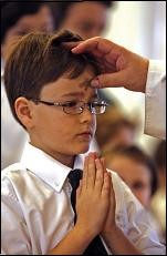 segno di croce su un bambino per il mercoledì delle ceneri